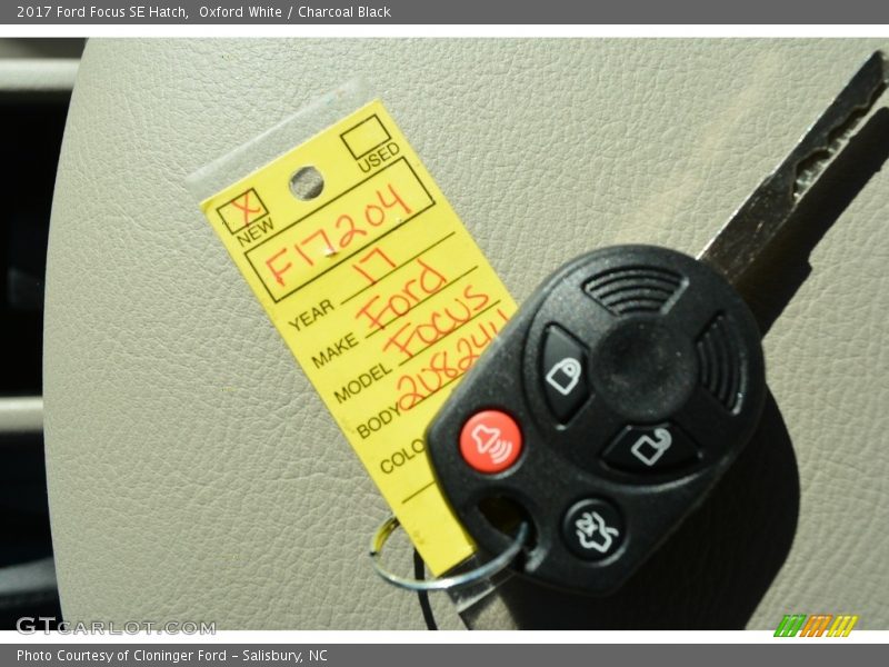 Oxford White / Charcoal Black 2017 Ford Focus SE Hatch