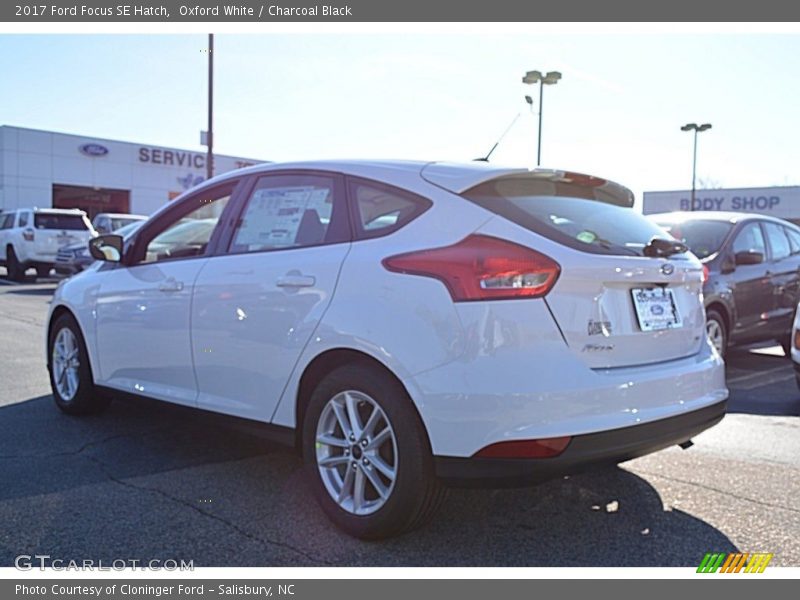 Oxford White / Charcoal Black 2017 Ford Focus SE Hatch