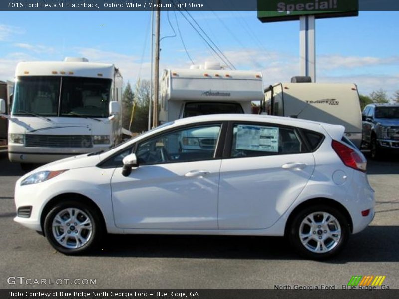 Oxford White / Medium Light Stone 2016 Ford Fiesta SE Hatchback