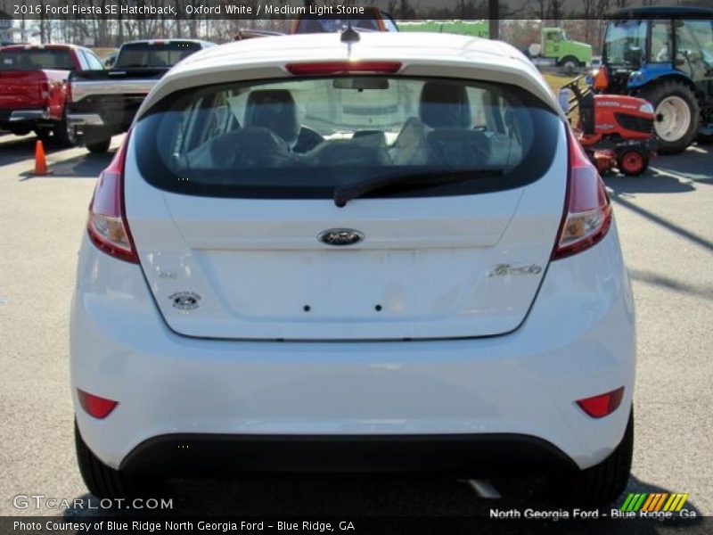 Oxford White / Medium Light Stone 2016 Ford Fiesta SE Hatchback