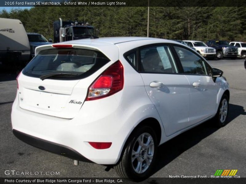 Oxford White / Medium Light Stone 2016 Ford Fiesta SE Hatchback