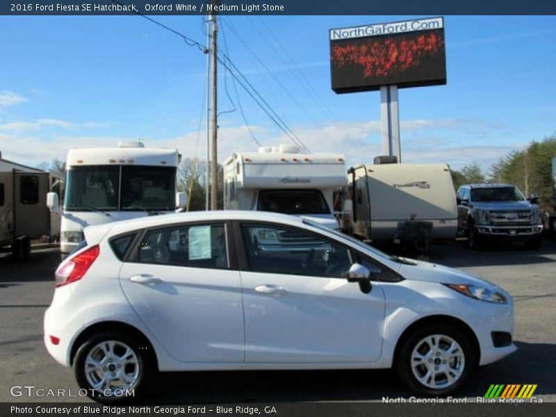 Oxford White / Medium Light Stone 2016 Ford Fiesta SE Hatchback