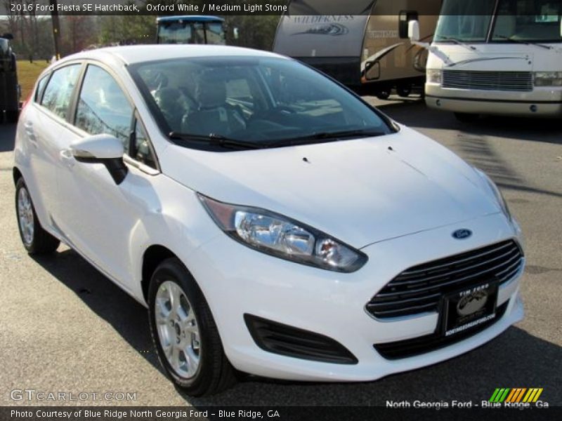 Oxford White / Medium Light Stone 2016 Ford Fiesta SE Hatchback