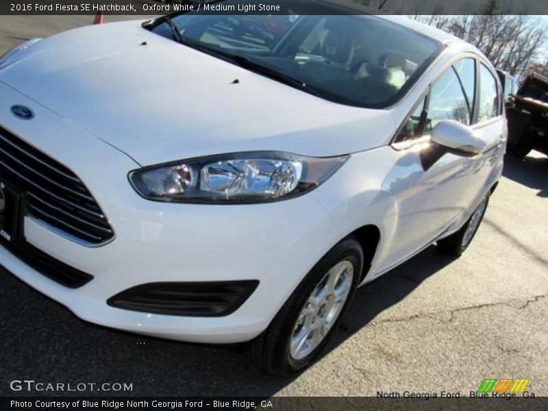 Oxford White / Medium Light Stone 2016 Ford Fiesta SE Hatchback