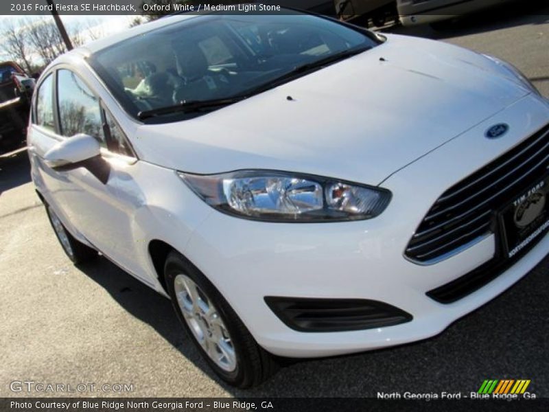 Oxford White / Medium Light Stone 2016 Ford Fiesta SE Hatchback