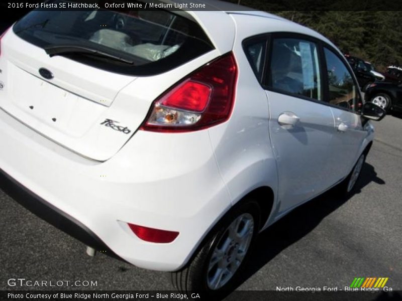 Oxford White / Medium Light Stone 2016 Ford Fiesta SE Hatchback