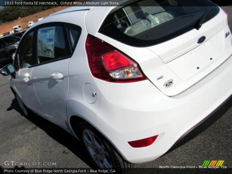 Oxford White / Medium Light Stone 2016 Ford Fiesta SE Hatchback