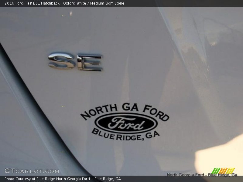 Oxford White / Medium Light Stone 2016 Ford Fiesta SE Hatchback
