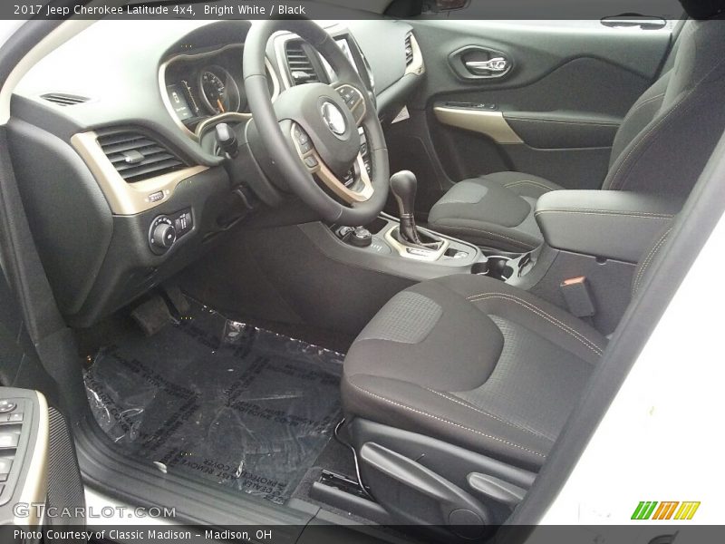Bright White / Black 2017 Jeep Cherokee Latitude 4x4