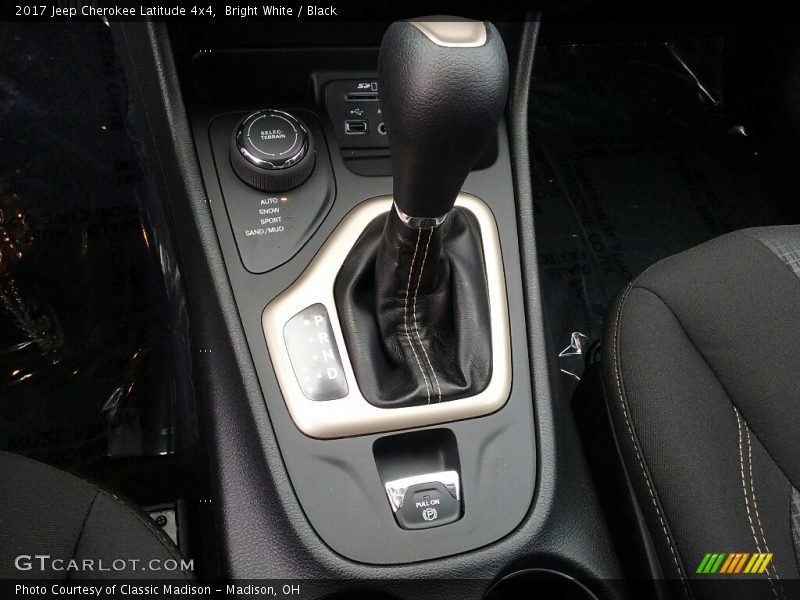 Bright White / Black 2017 Jeep Cherokee Latitude 4x4