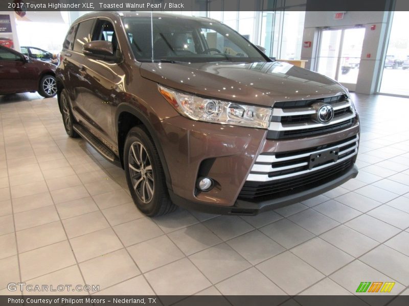 Toasted Walnut Pearl / Black 2017 Toyota Highlander XLE