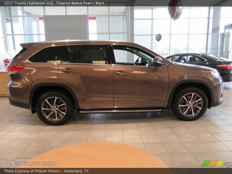 Toasted Walnut Pearl / Black 2017 Toyota Highlander XLE