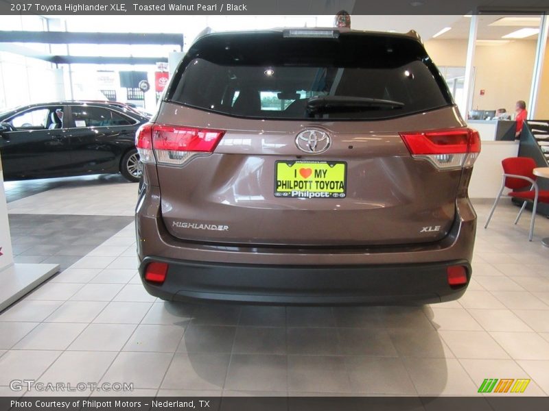 Toasted Walnut Pearl / Black 2017 Toyota Highlander XLE