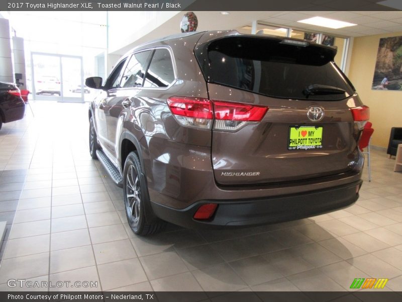 Toasted Walnut Pearl / Black 2017 Toyota Highlander XLE