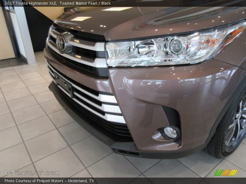 Toasted Walnut Pearl / Black 2017 Toyota Highlander XLE