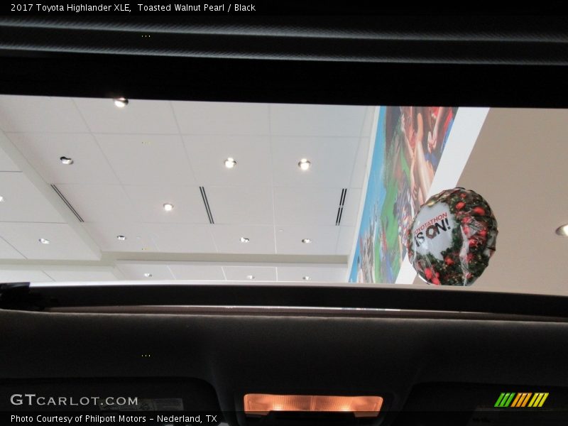 Toasted Walnut Pearl / Black 2017 Toyota Highlander XLE