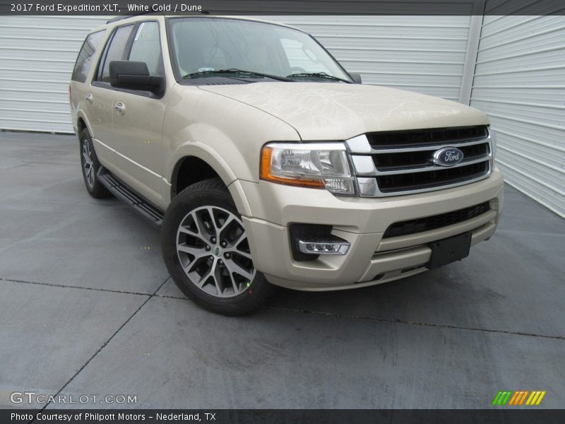 Front 3/4 View of 2017 Expedition XLT