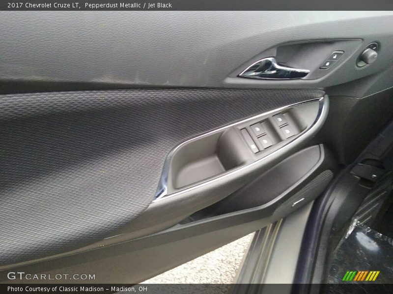 Pepperdust Metallic / Jet Black 2017 Chevrolet Cruze LT