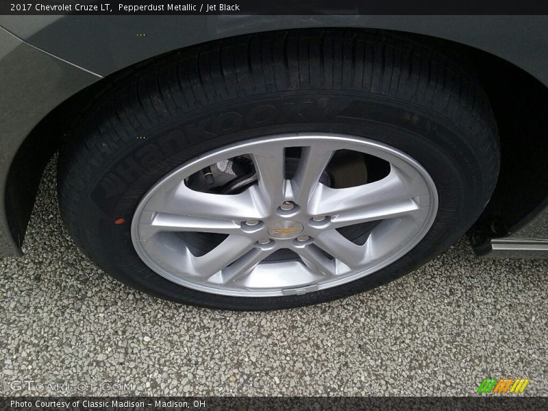 Pepperdust Metallic / Jet Black 2017 Chevrolet Cruze LT