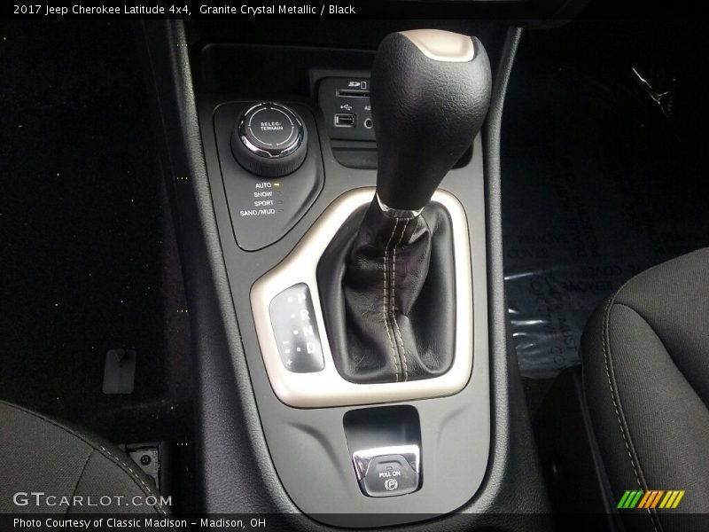 Granite Crystal Metallic / Black 2017 Jeep Cherokee Latitude 4x4