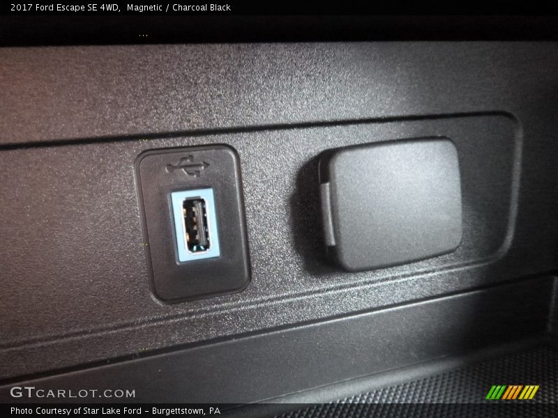 Magnetic / Charcoal Black 2017 Ford Escape SE 4WD