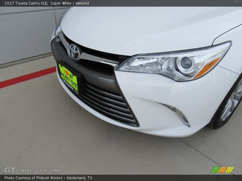 Super White / Almond 2017 Toyota Camry XLE