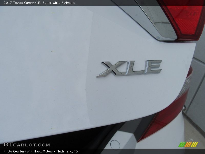 Super White / Almond 2017 Toyota Camry XLE