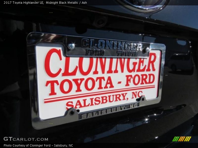 Midnight Black Metallic / Ash 2017 Toyota Highlander LE