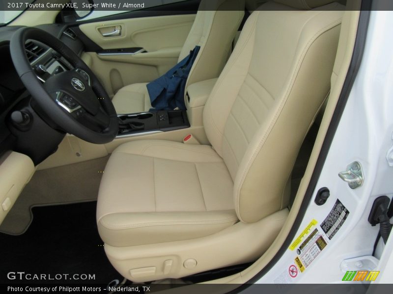 Super White / Almond 2017 Toyota Camry XLE