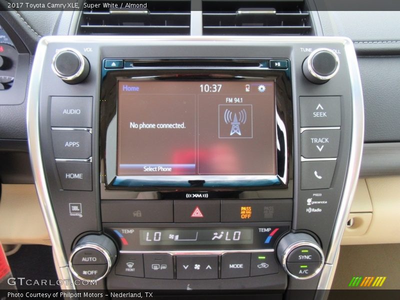 Super White / Almond 2017 Toyota Camry XLE
