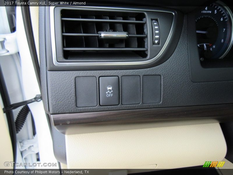 Super White / Almond 2017 Toyota Camry XLE