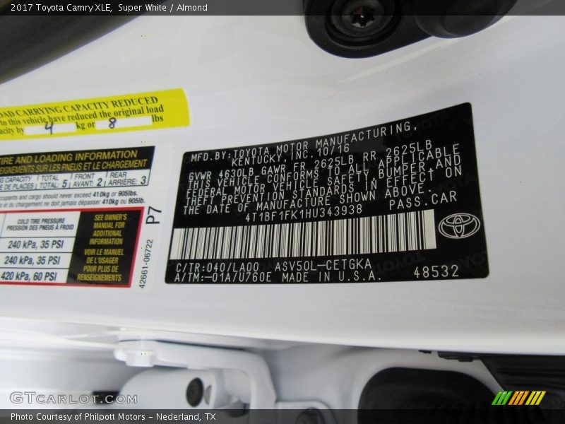 Super White / Almond 2017 Toyota Camry XLE
