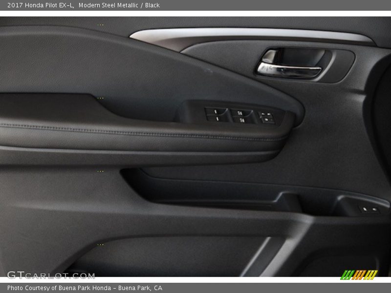 Modern Steel Metallic / Black 2017 Honda Pilot EX-L