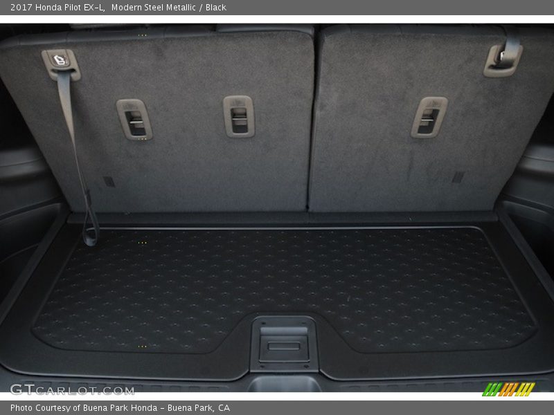 Modern Steel Metallic / Black 2017 Honda Pilot EX-L