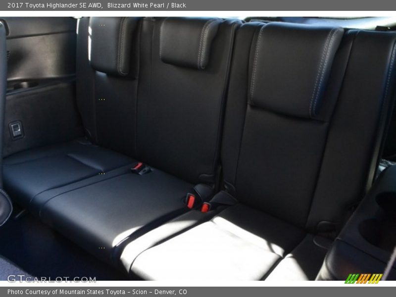 Blizzard White Pearl / Black 2017 Toyota Highlander SE AWD