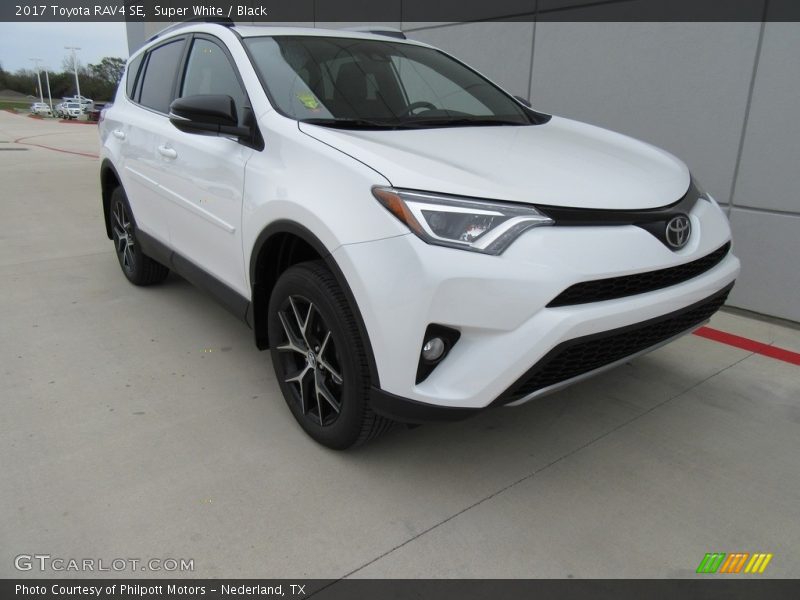 Front 3/4 View of 2017 RAV4 SE