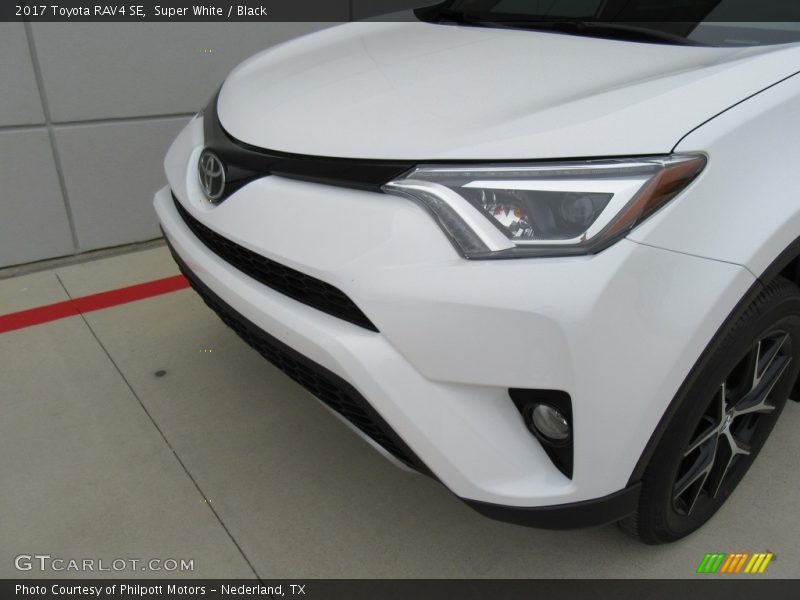 Super White / Black 2017 Toyota RAV4 SE