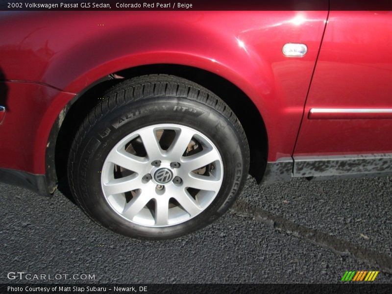 Colorado Red Pearl / Beige 2002 Volkswagen Passat GLS Sedan