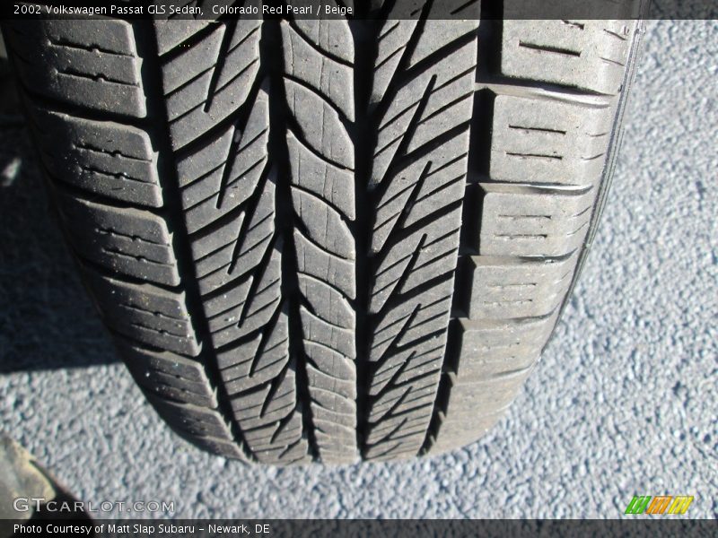 Colorado Red Pearl / Beige 2002 Volkswagen Passat GLS Sedan