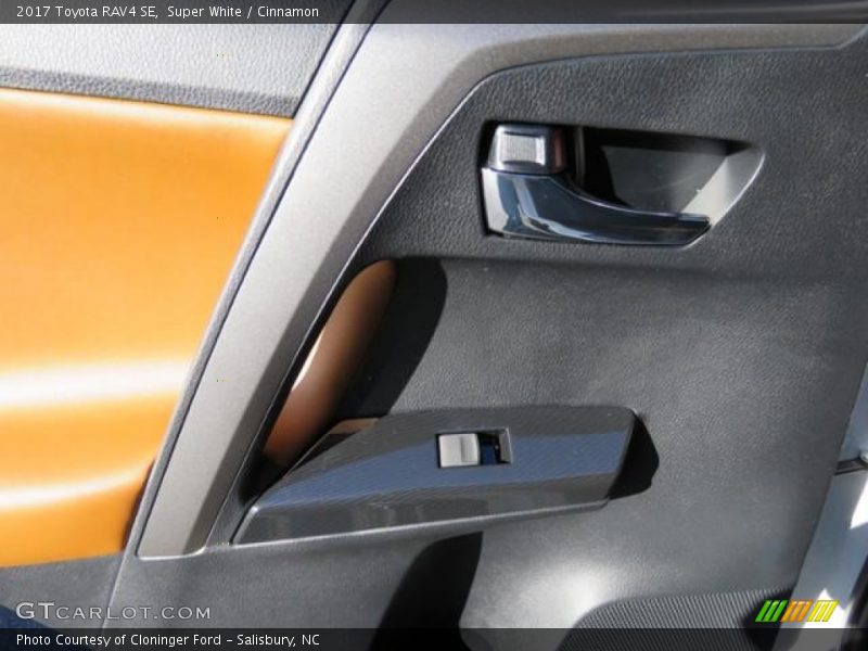 Super White / Cinnamon 2017 Toyota RAV4 SE