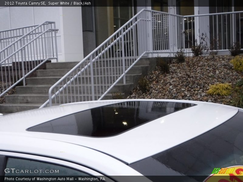 Super White / Black/Ash 2012 Toyota Camry SE
