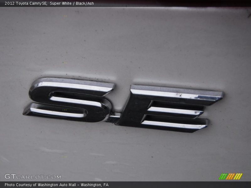 Super White / Black/Ash 2012 Toyota Camry SE