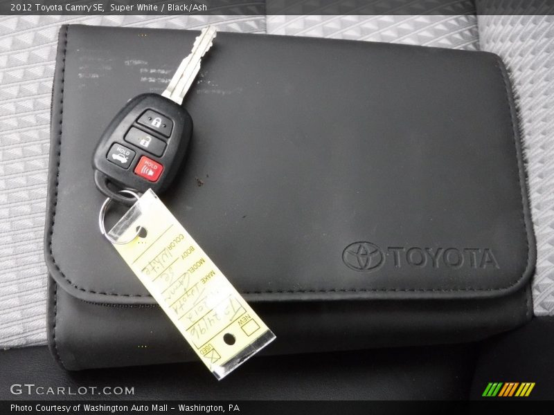 Super White / Black/Ash 2012 Toyota Camry SE