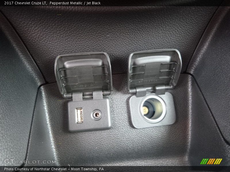 Pepperdust Metallic / Jet Black 2017 Chevrolet Cruze LT