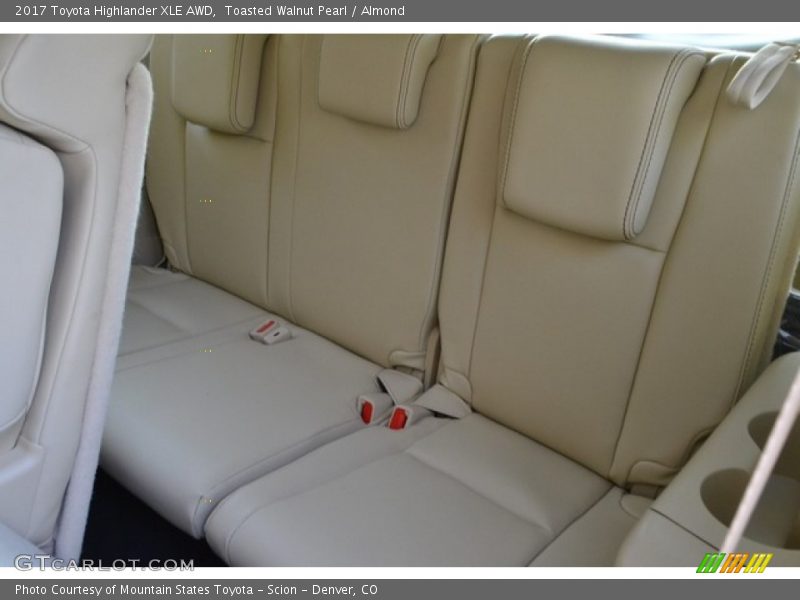 Toasted Walnut Pearl / Almond 2017 Toyota Highlander XLE AWD