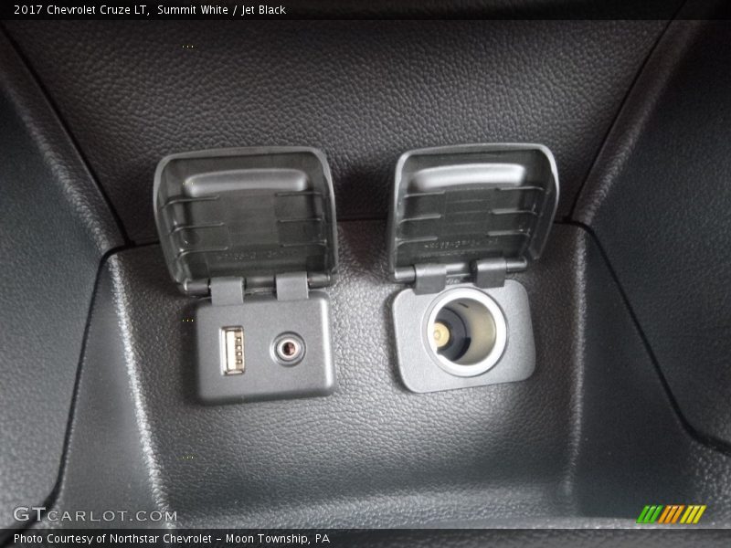 Summit White / Jet Black 2017 Chevrolet Cruze LT