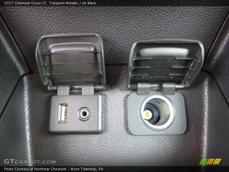 Tungsten Metallic / Jet Black 2017 Chevrolet Cruze LT