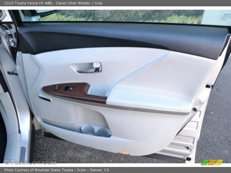 Classic Silver Metallic / Gray 2010 Toyota Venza V6 AWD