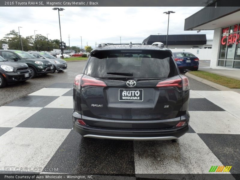 Magnetic Gray Metallic / Black 2016 Toyota RAV4 SE