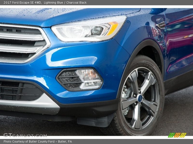 Lightning Blue / Charcoal Black 2017 Ford Escape SE 4WD